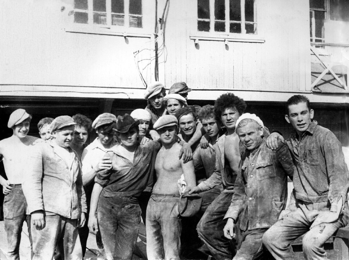 Кувайцев Евгений Павлович на переднем плане в центре, в кепке