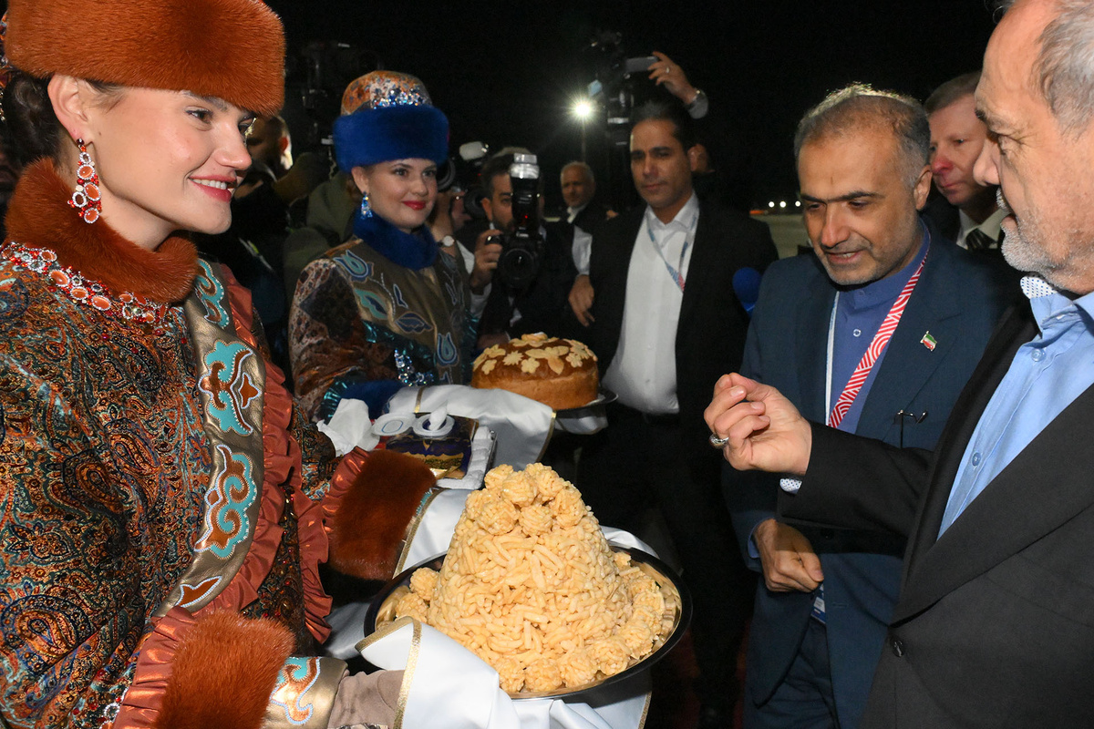    Встреча с чак-чаком президента Ирана Масуда Пезешкиана, прилетевшего на форум стран БРИКС, Казань, 22 октября 2024 год