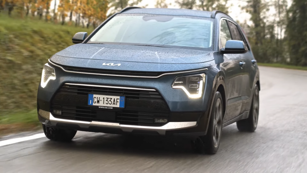 Kia Niro Tri-Fuel — гибридный кроссовер, который может работать на сжиженном нефтяном газе (LPG); суммарный запас хода превышает 1600 км.