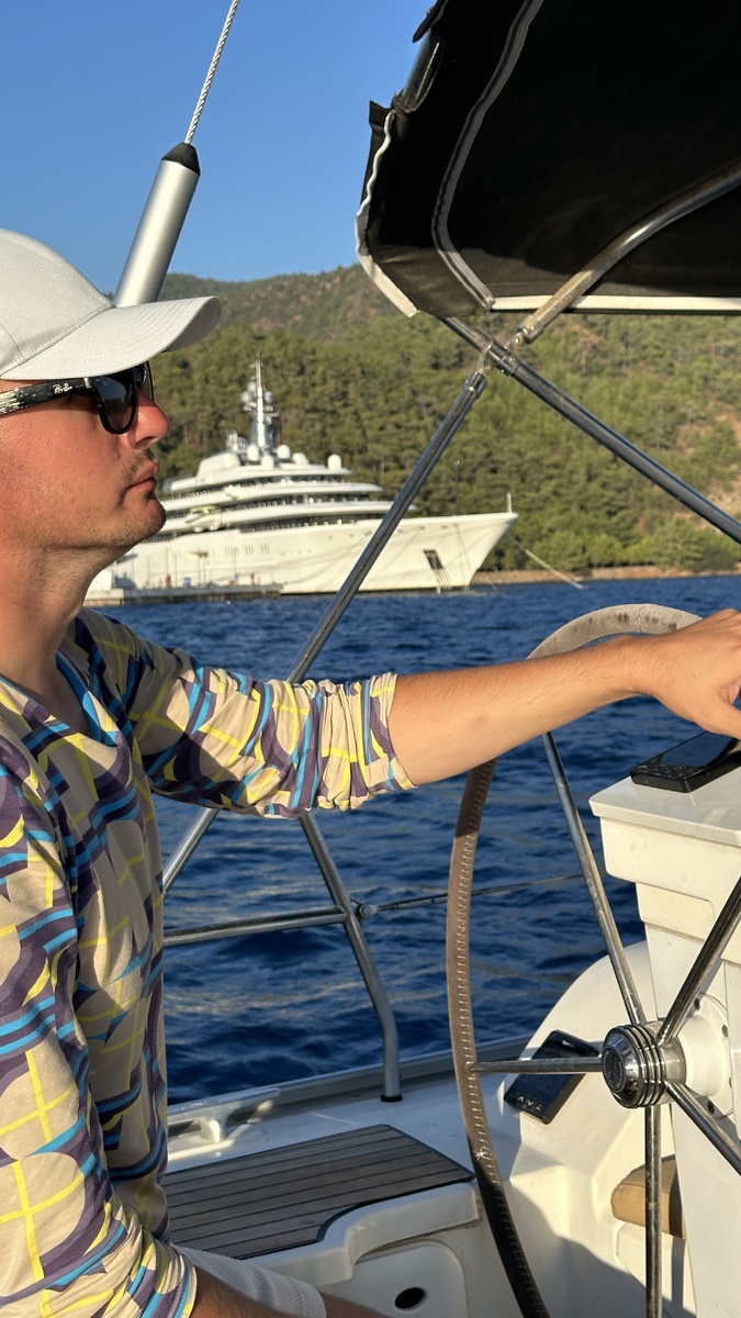 Капитан Гри в Турции (на фоне яхта Абрамовича) 