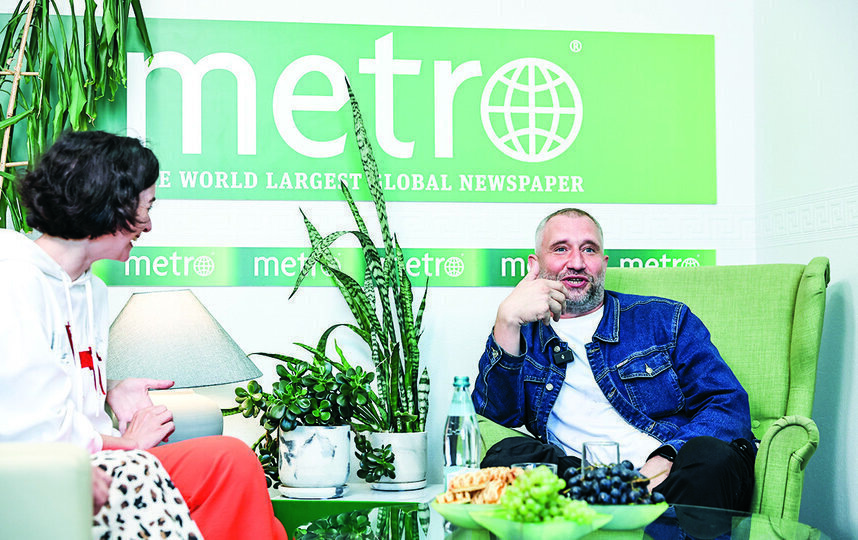    Юрий Быков с юмором описал свои занятия спортом: "Многие в фитнес-зале удивляются, что на беговой дорожке слишком толстый человек, все переживают за мои колени"Елена Купцова