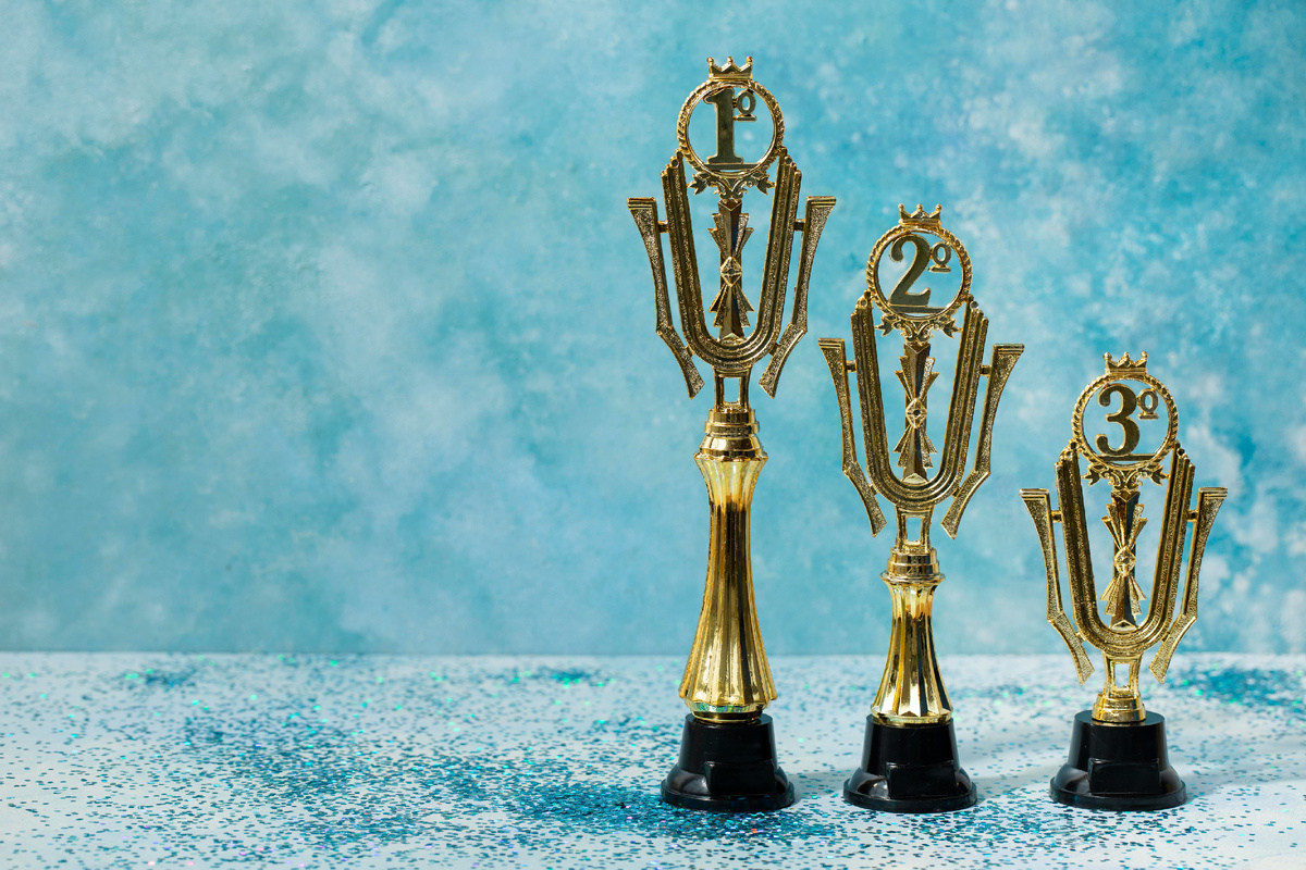 Источник фото https://ru.freepik.com/free-photo/winner-concept-with-all-places-prizes_17254175.htm