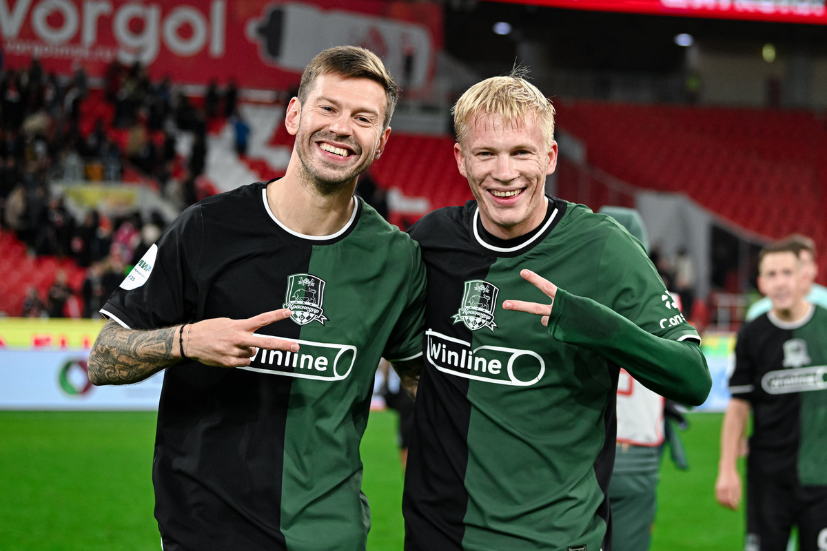 Федор Смолов и Никита Кривцов празднуют победу над «Спартаком».