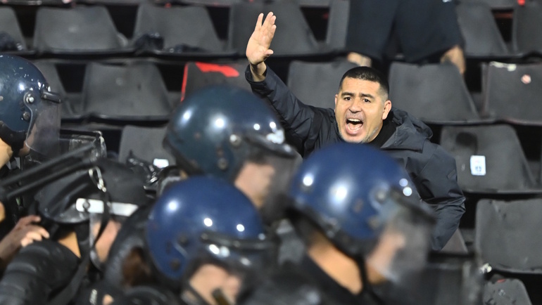    Президент «Бока Хуниорс» Хуан Роман Рикельме успокаивает полицию на матче с «Химнасией» 23 октября 2024 года. Getty Images