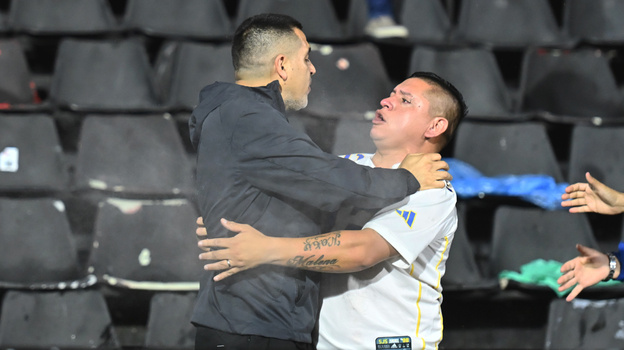    Хуан Роман Рикельме (слева) с болельщиком «Бока Хуниорс». Getty Images