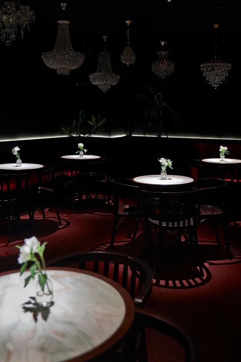 Бар назвали в честь выражения «завтракать до журавлей» — то есть до 15:00, когда подавали дорогой коньяк в хрустальном графине, расписанном журавлями. Фото: Peter Baryshnikov / Яндекс Карты