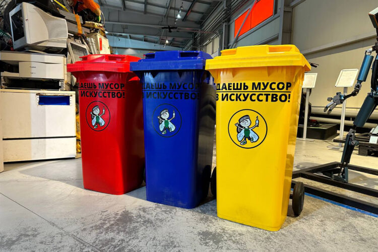 Часть экспозиции в Художественном МУзее МУсора, Калужская область 