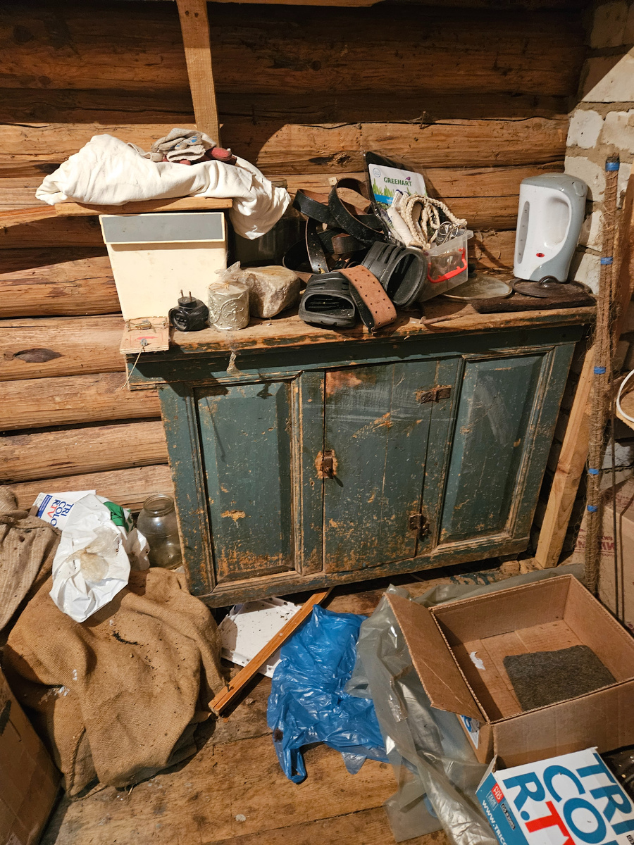 Все еще погребенный на момент фото под горой хлама обалденный комод. К сожалению внутри протекло что-то липкое и темное. ПРидется зачищать или переделывать полки, но я решительно намеренна его спасти