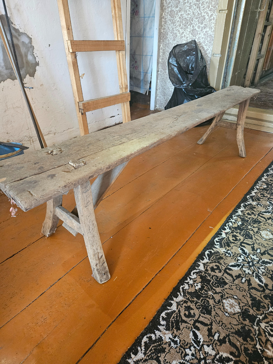 Эту лавку мы достали из-за печи. Судя по количеству пыли на ней, она там стояла с момента закладки дома. 