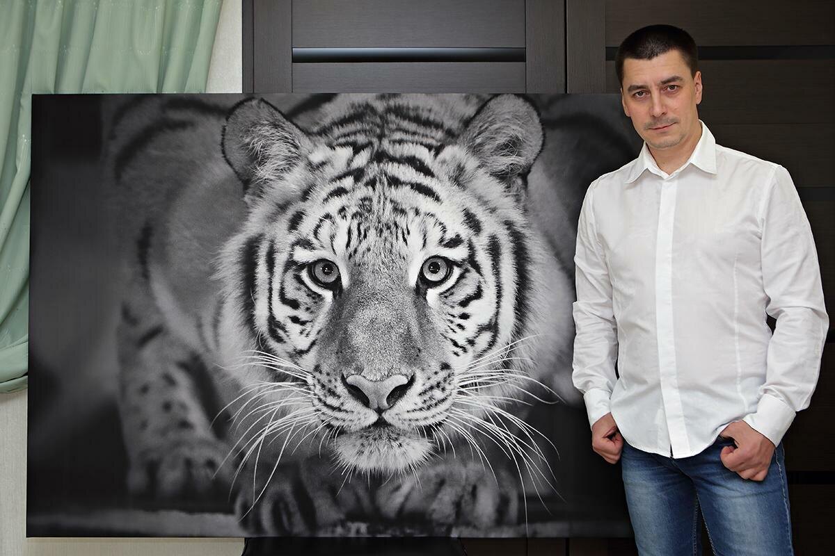 Евгений Доманов рядом со своей работой.
