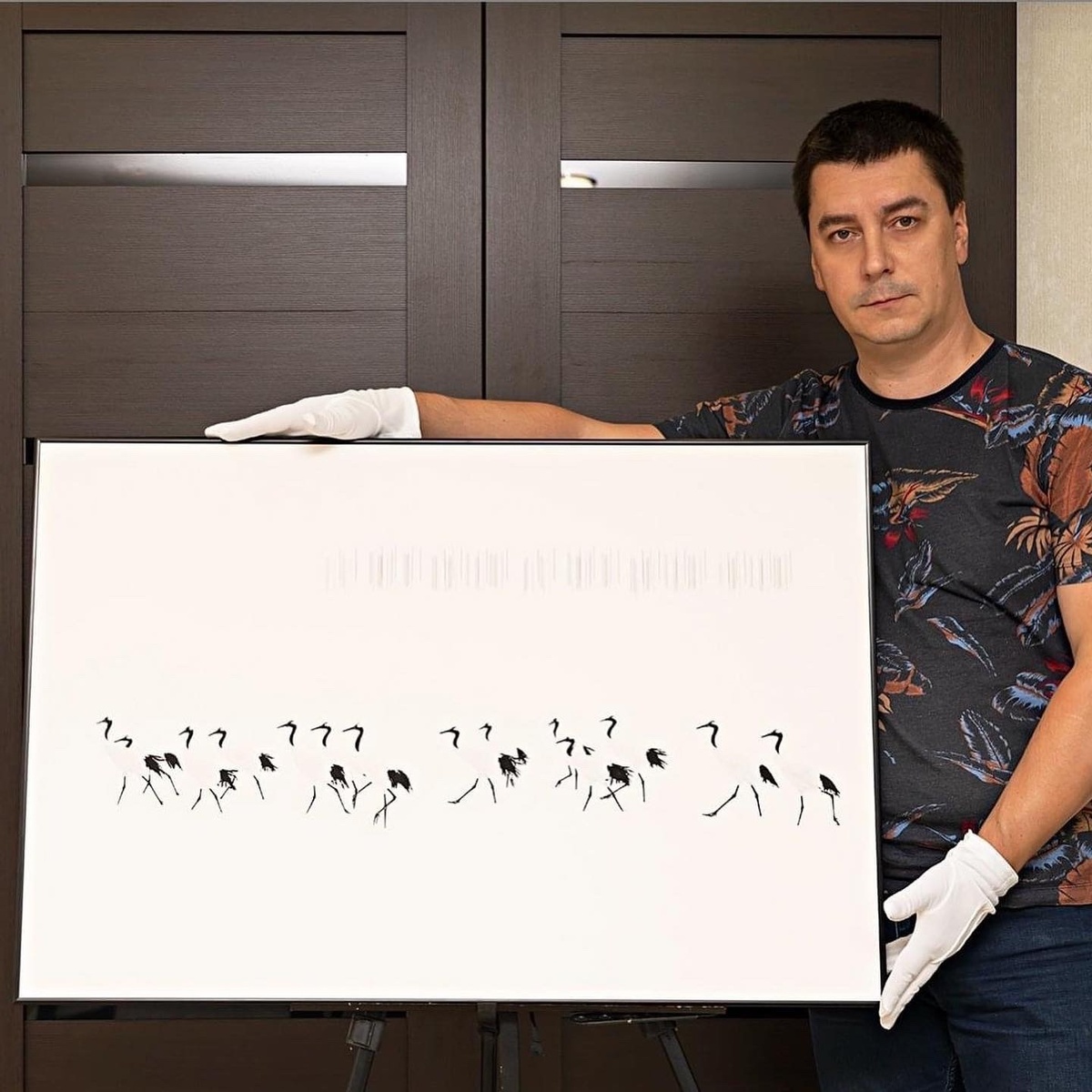 Евгений Доманов с одной из работ своей "журавлиной серии".