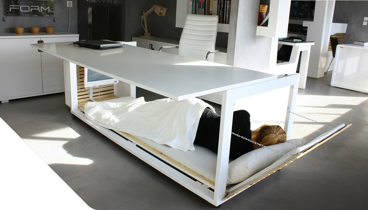 Многие компании оборудуют офисы зонами отдыха с мягкой мебелью, где сотрудники могут вздремнуть и восстановить силы. Такие пространства создают условия для расслабления, что способствует повышению продуктивности.