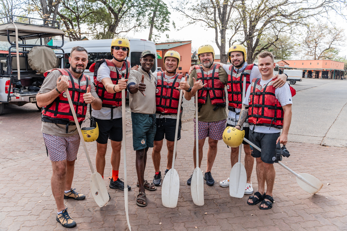 После инструктажа. Считаные минуты перед началом спуска к реке