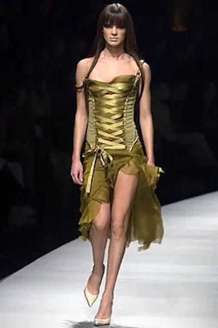 Оливково-зеленое платье с корсетом из осенней коллекции Versace 2003 года. Подиумный выход