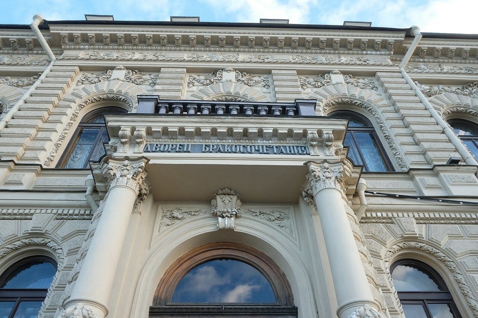    Три отдела ЗАГС в Петербурге работают с задержками 24 октября. Артем КИЛЬКИН