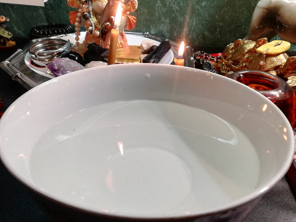 Чаша с проточной водой