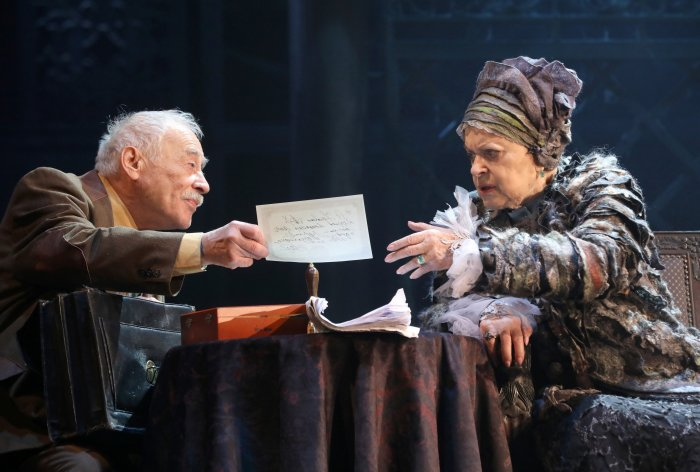 Сцена из спектакля "Волки и овцы" театра им.Моссовета