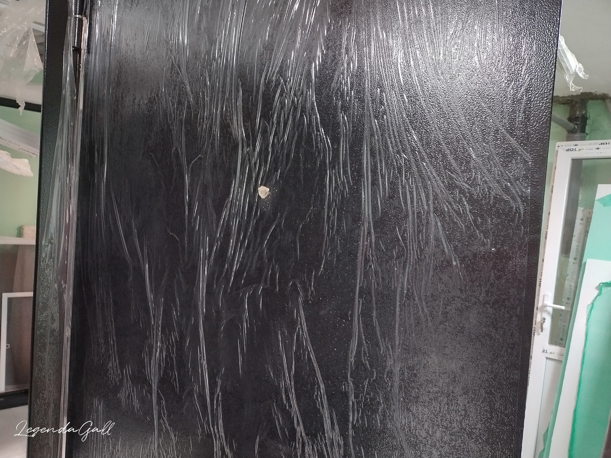 Снаружи черная