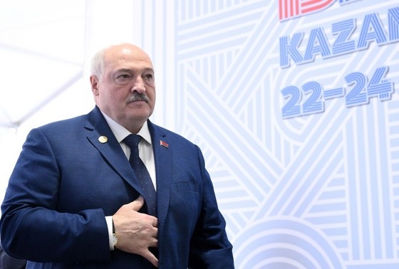    Александр Лукашенко во время прибытия глав делегаций на территорию Международного выставочного центра «Казань Экспо» для участия в XVI саммите БРИКС.