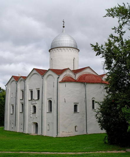 Церковь Иоанна на Опоках в Великом Новгороде, основанная князем Всеволодом Мстиславичем в 1127 г. Первый этаж церкви служил пристанищем новгородских мытников и купцов-вощаников, ведущих заморскую торговлю воском. Здесь же находилось помещение, где хранились весы.