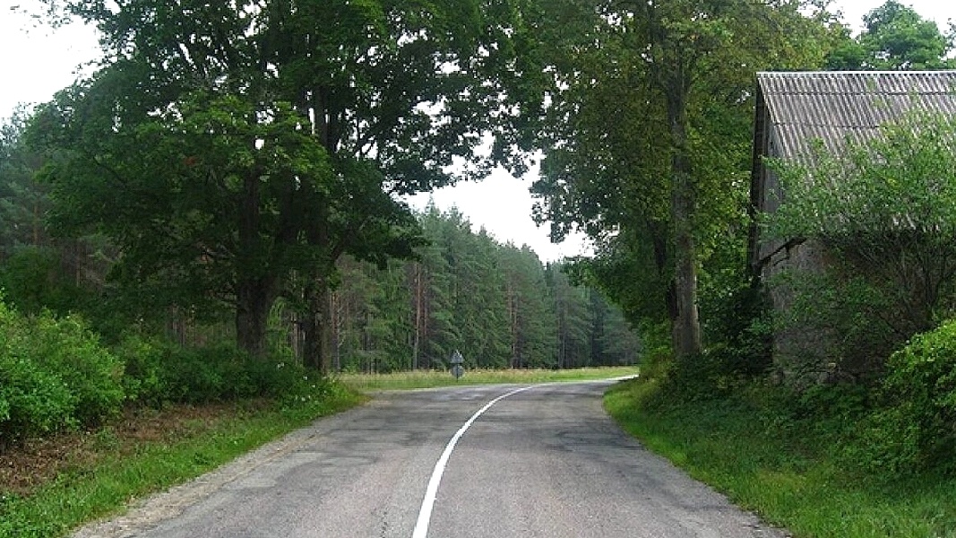 Поворот опасный, узкий и закрытый.