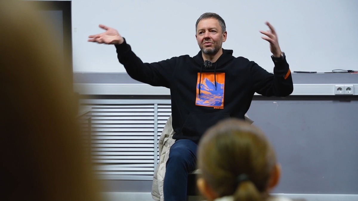 Сегодня мы знаем Сергея Нетиевского, как известного продюсера и российского актера телевидения, востребованного сценариста и телеведущего.