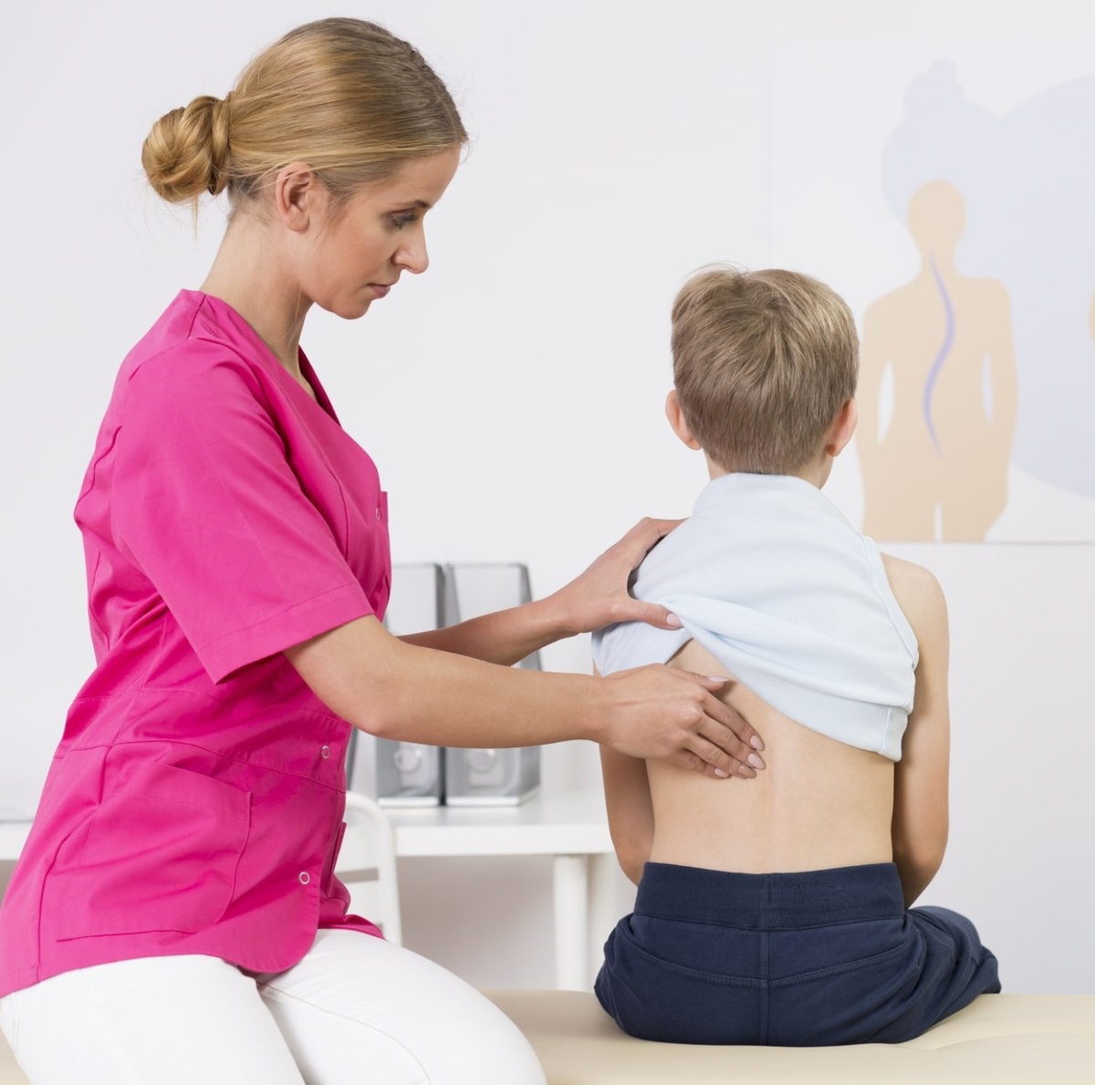 Нарушения осанки чаще развиваются у детей в период активного роста. Их важно своевременно диагностировать и лечить, иначе из-за искривления главной опоры тела страдает работа легких, сердца и других органов.