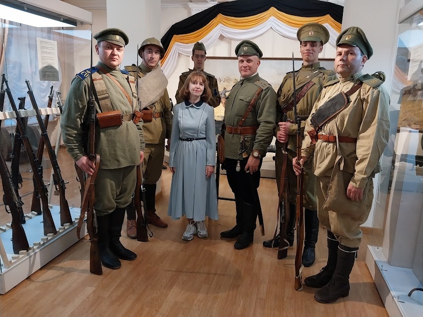 Меня до сих пор тянет побывать в 19-м веке, ну максимум в начале 20-го. На этом фото автор с бравыми мужчинами из клуба исторической реконструкции «Томский пехотный полк». Мужчины в форме офицеров и солдат времен Первой мировой войны.  