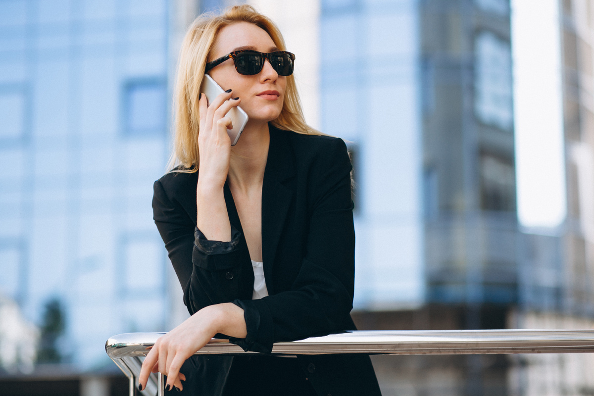 https://ru.freepik.com/free-photo/business-woman-by-skyscraper-using-phone_3205285.htm#fromView=image_search&page=1&position=0&uuid=981851e2-279d-4b8a-8f7e-935cae9072e8
