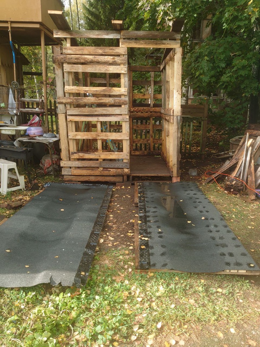 Дровяник и части крыши 