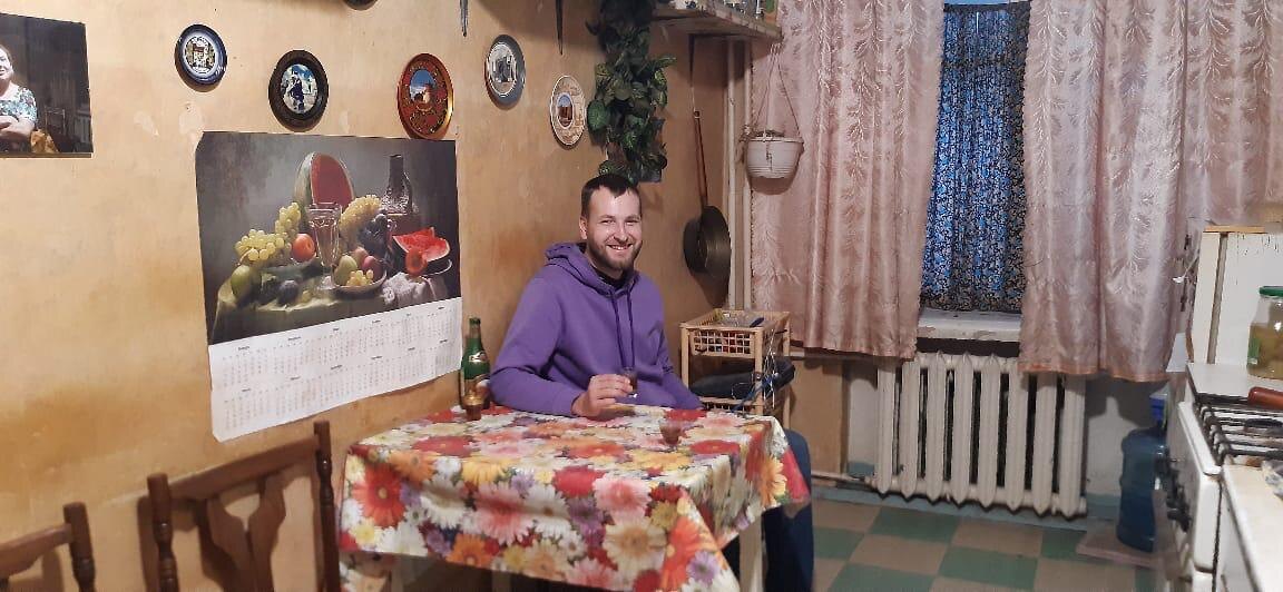 Во время путешествия мой муж не терял времени даром. В Перми он посетил квартиру, где проходили съёмки фильма «Реальные пацаны».