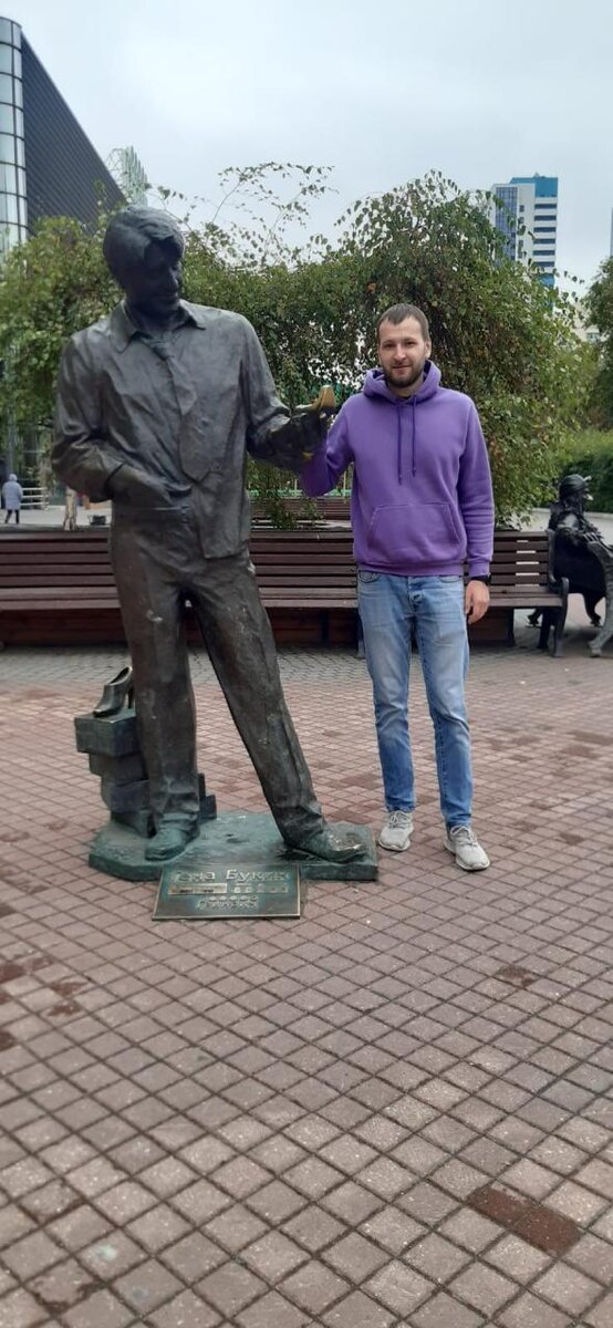 В Екатеринбурге он обнаружил памятник Гене Букину — своему любимому персонажу.