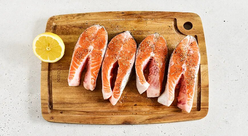   Сочный стейк кижуча в духовке (gastronom.ru)