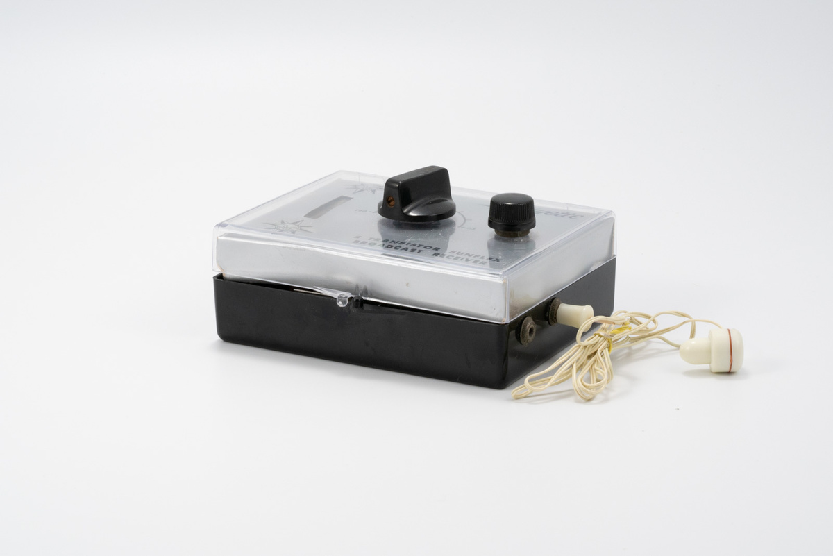 (Обратите внимание, что наушники на фото НЕ являются оригинальными для радио).