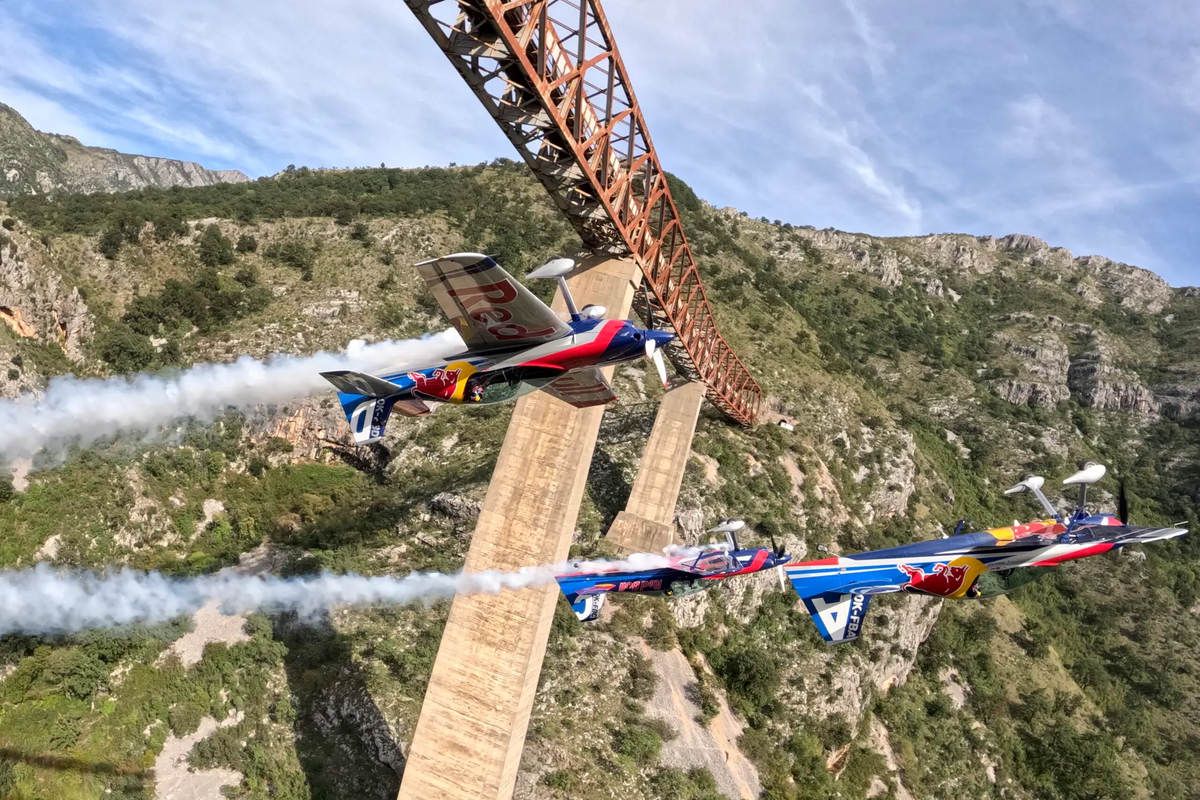 Команда Flying Bulls Aerobatics, пилотирующая четыре самолёта XtremeAir XA42, выполнила перевёрнутую групповую петлю над мостом Мала-Риека высотой 200 метров в Черногории. Фото: Предраг Вукович/Red Bull