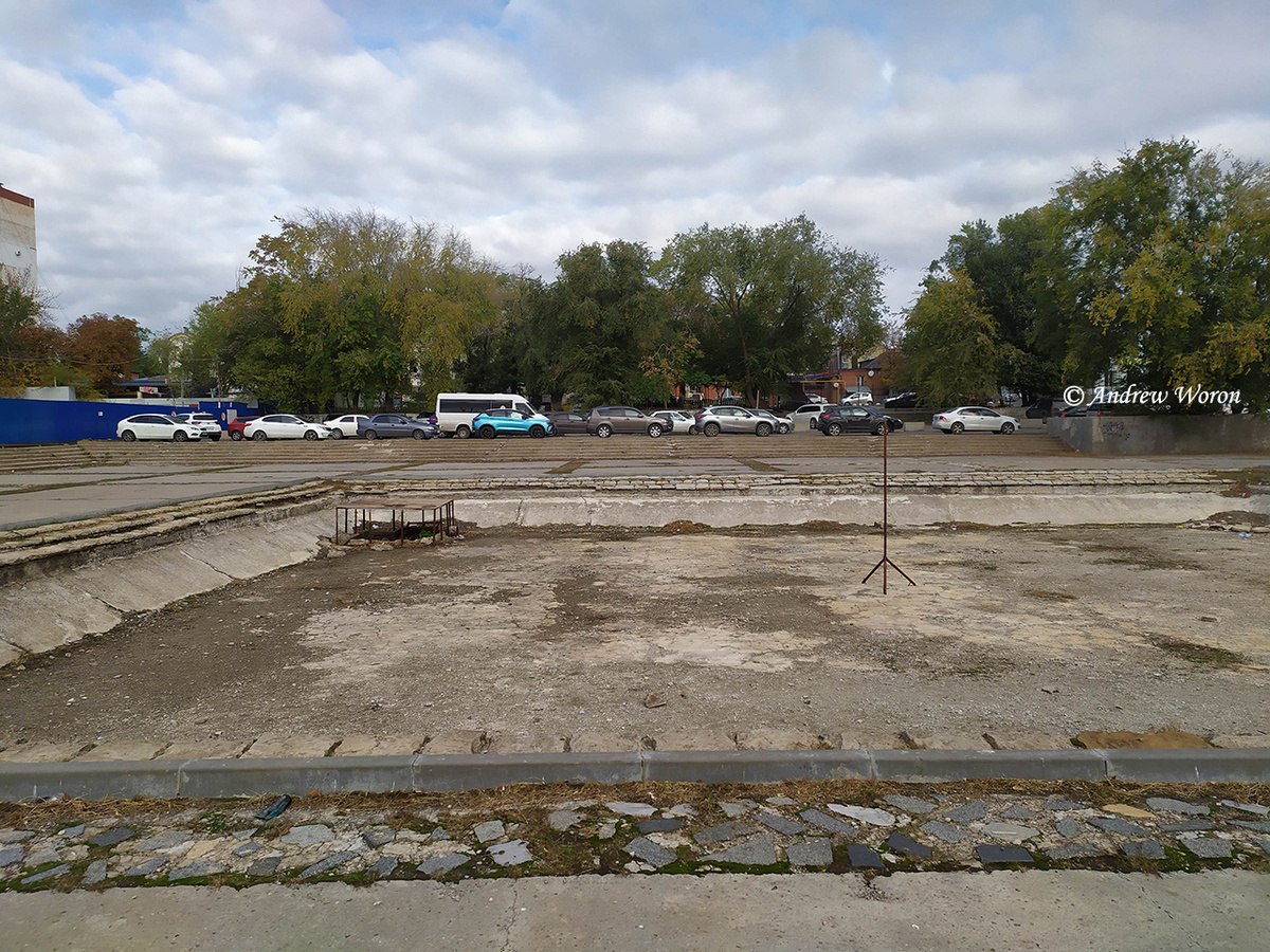 Разоренный фонтан на площади перед Дворцом