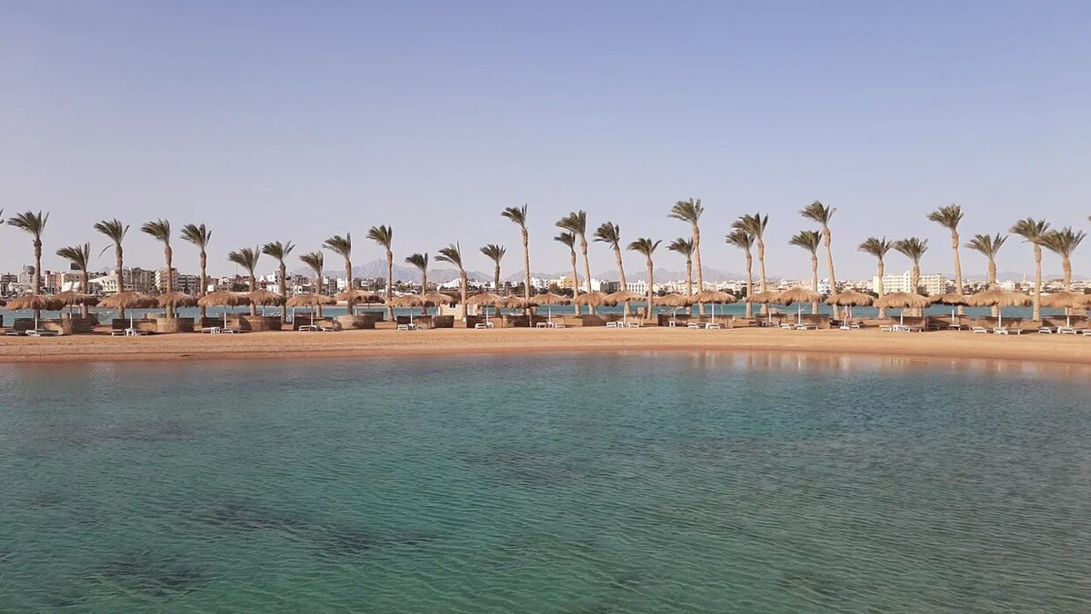 Береговая линия в Аль-Дахар испещрена песчаными косами, один пляж переходит в другой. Фото: Сергей Г. / Яндекс Карты