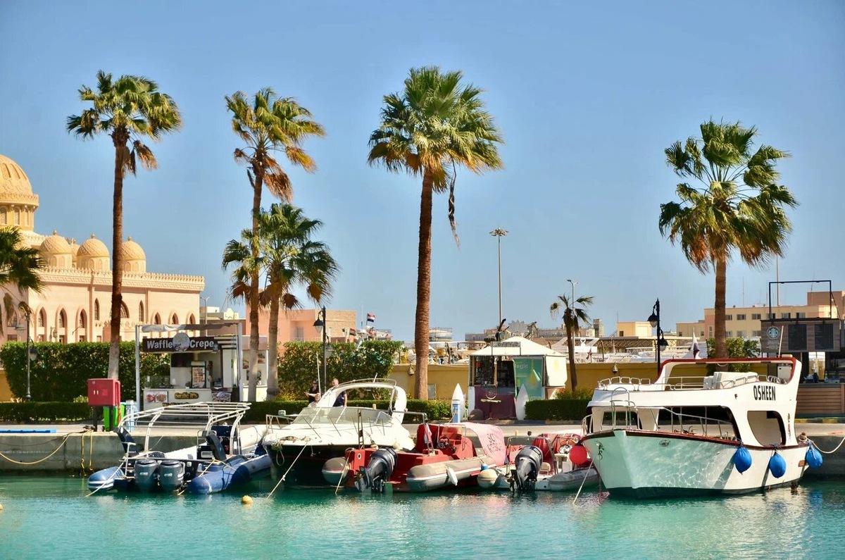 У берега предлагают морскую прогулку на лодке с прозрачным дном. Фото: Юлия / Яндекс Карты