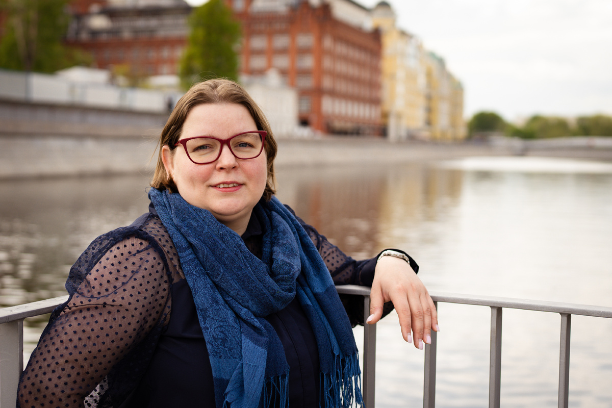 Всем привет! Меня зовут Елена Сокол и я логопед-практик я помогаю обычным мамам из нашей с вами жизни заниматься со своими детьми самостоятельно. Я адепт и практик семейного образования