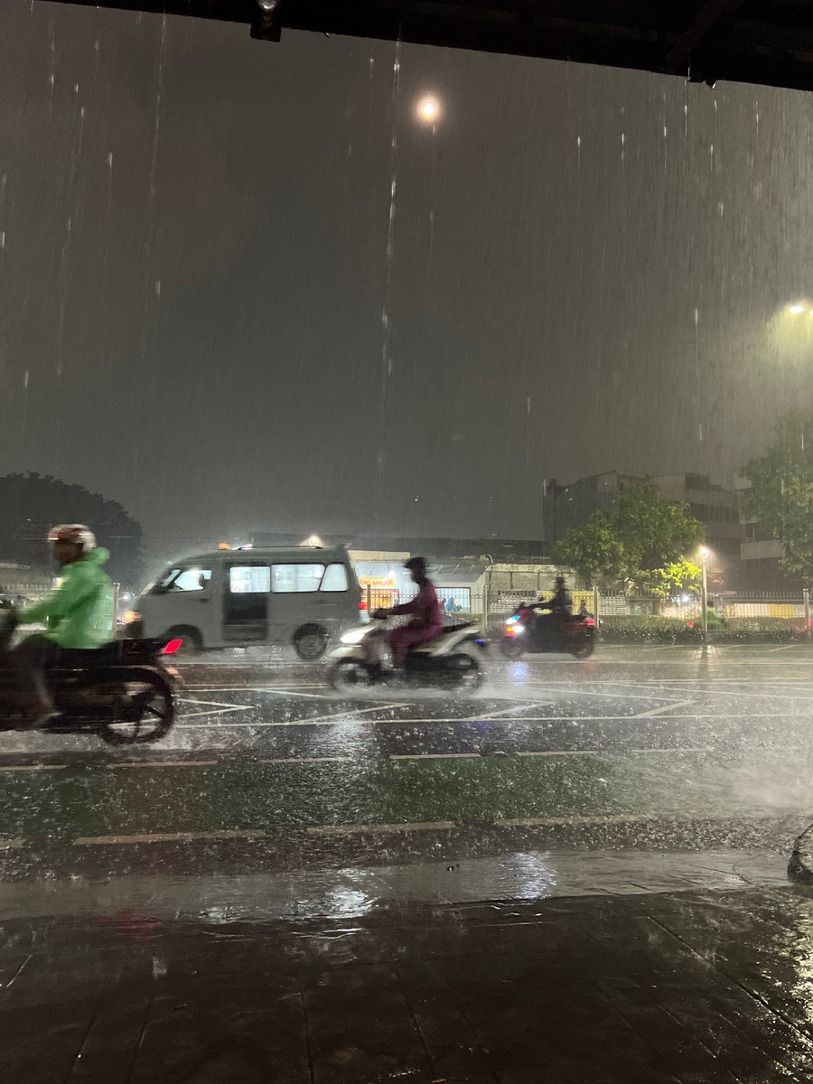 Джакарта. Уехать на поезде мы в итоге не смогли.