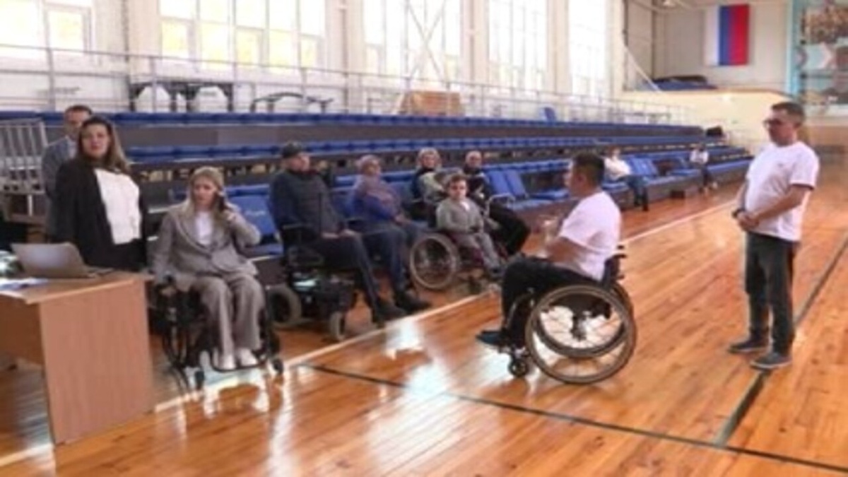    Курских инвалидов-колясочников учат преодолевать уличные препятствия