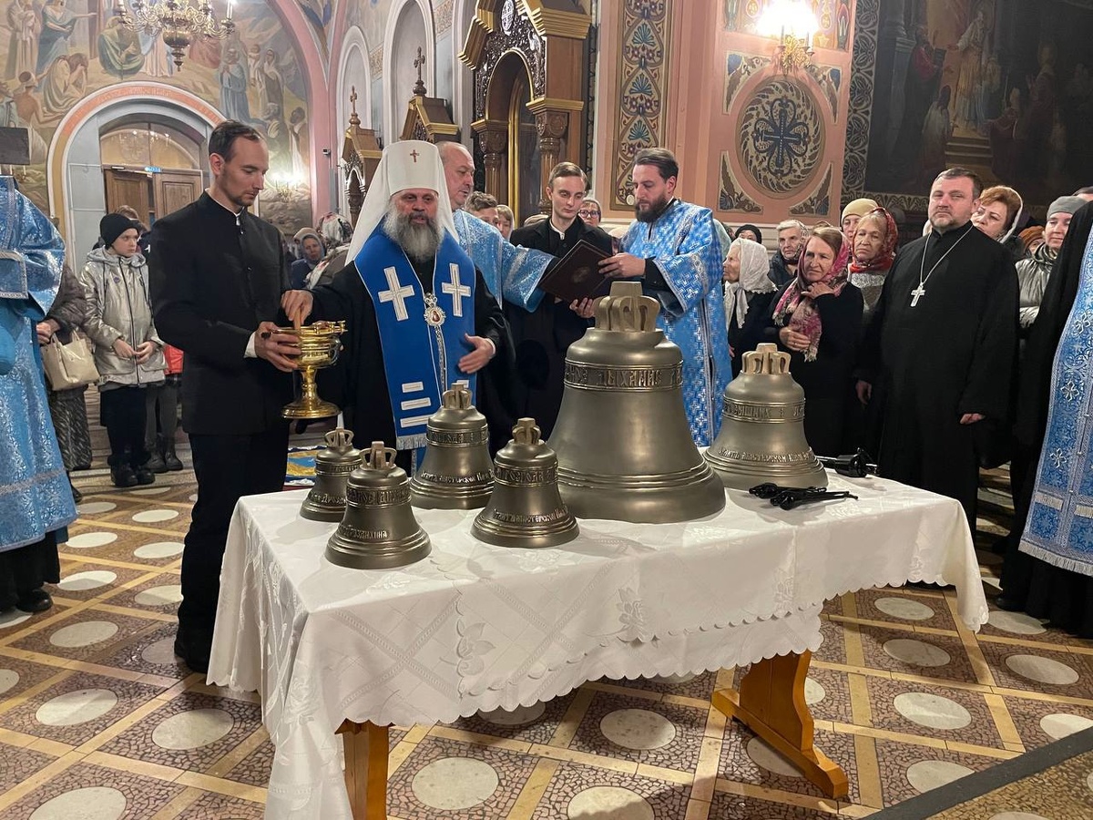 Митрополит Иосиф освящает колокола Ильи Дроздихина в Иваново
