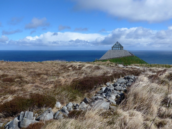 Стена возрастом в три тысячи семьсот лет и визит-центр - современный и даже отмеченный международными наградами