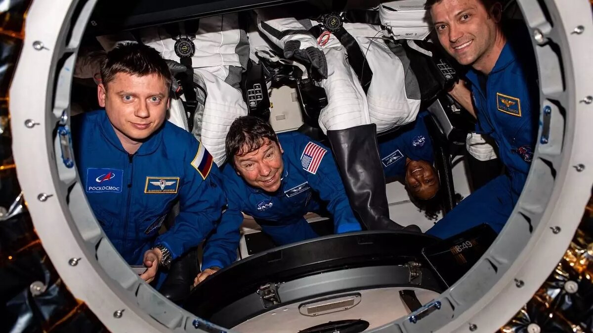 Экипаж Crew Dragon c российским космонавтом Александром Гребенкиным совершит посадку 25 октября 2024 года в 10:23 мск. Фото: Роскосмос