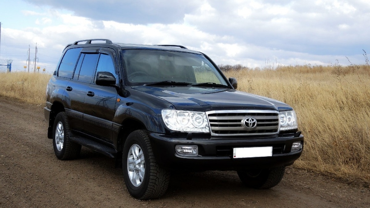Toyota Land Cruiser 100.