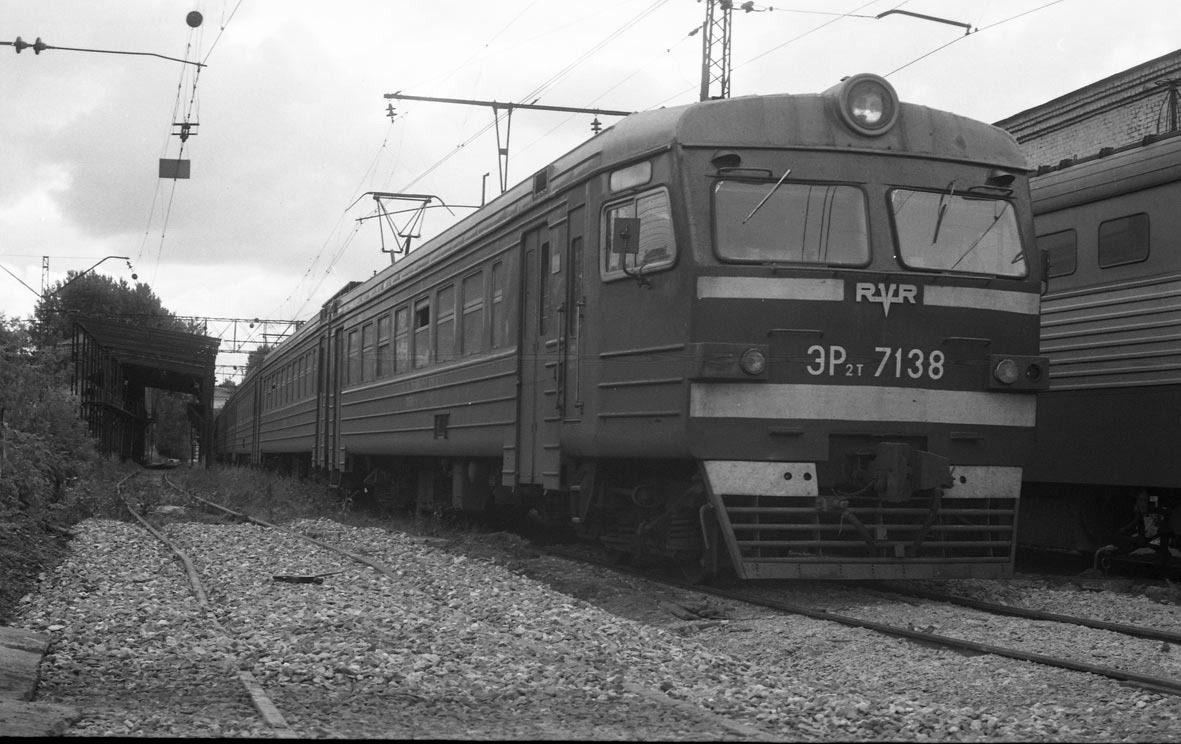 Типичная электричка 90-х годов, в такой 17 сентября 1994 г. я впервые испытал новое для себя чувство.