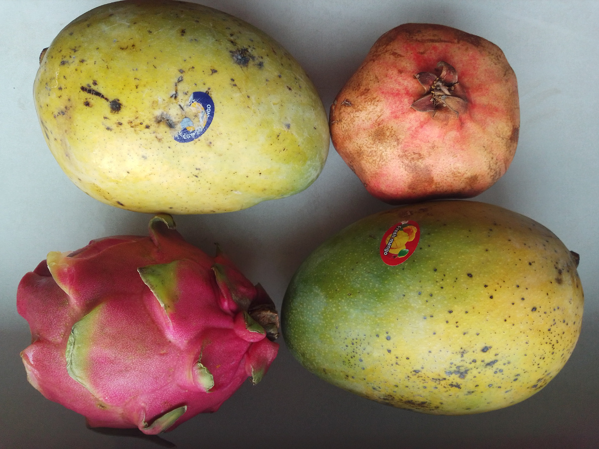 Фрукты: манго, гранат и драгонфрукт