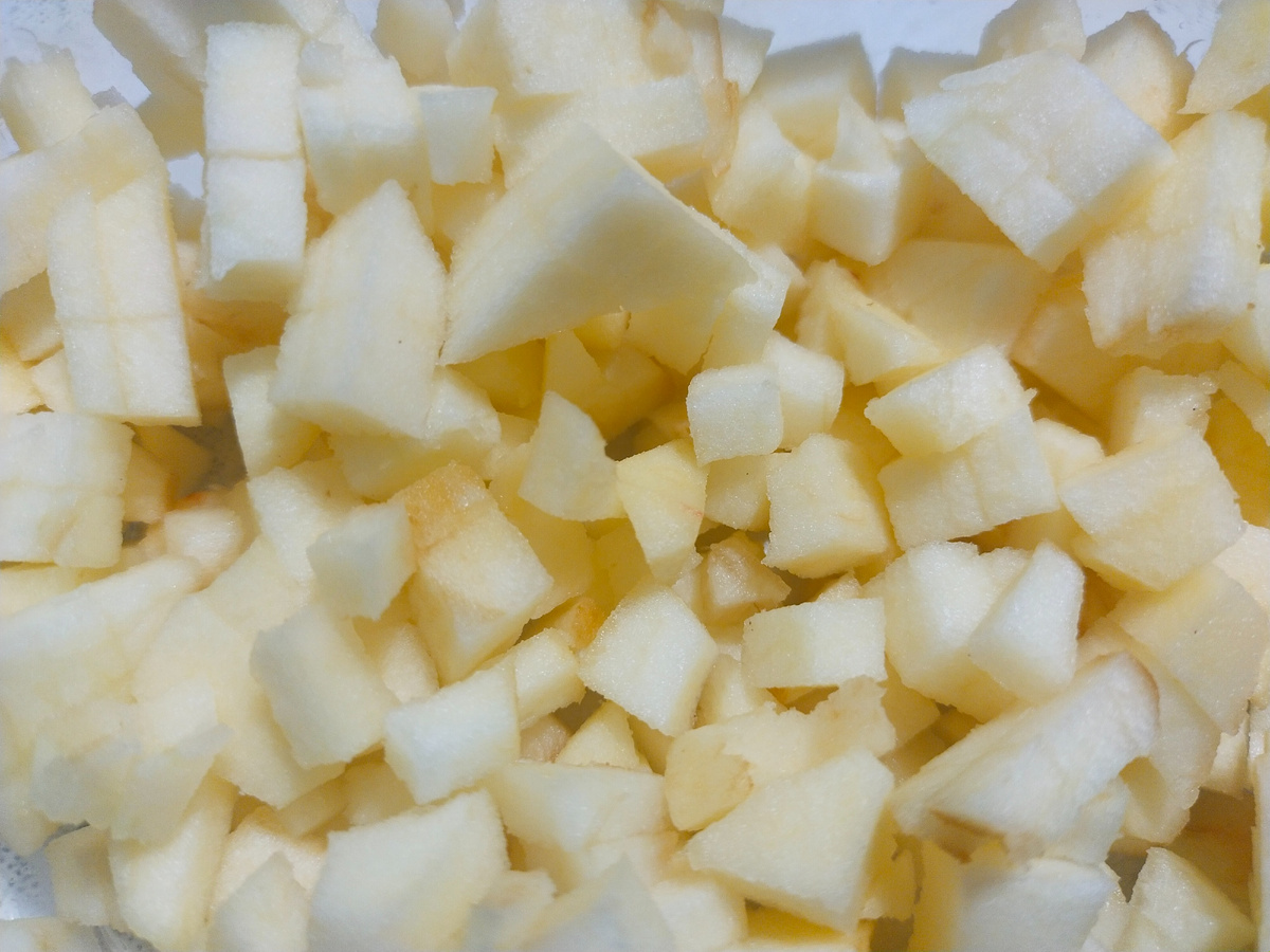 Очищаем 2-3 яблока от кожи и нарезаем некрупным кубиком. Треугольнички тоже подойдут )