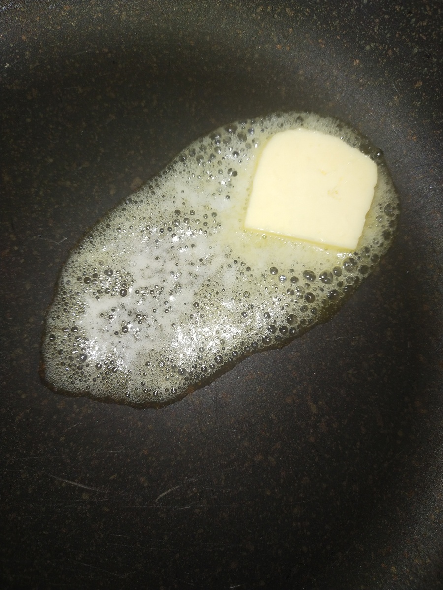 На разогретой сковороде растапливаем небольшой кусочек сливочного масла. 