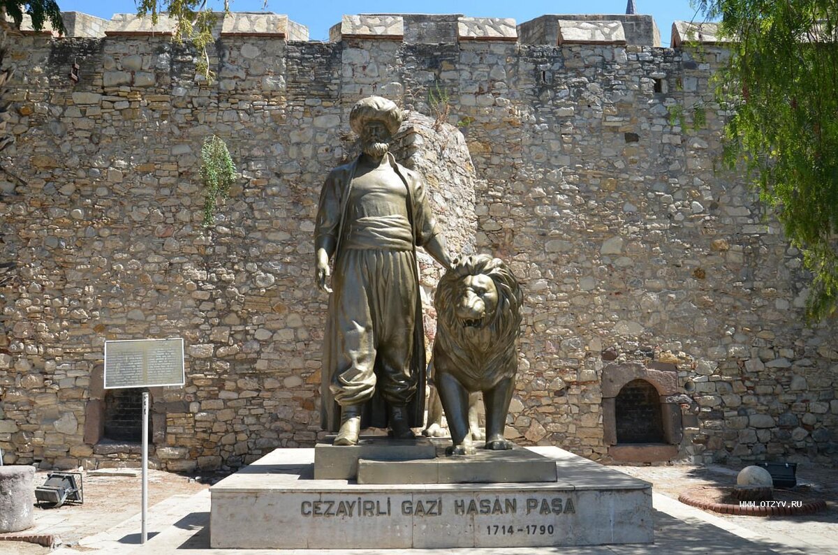фото из открытого доступа. Памятник Алжирскому Гази Хасан Паше находится в Чешме.